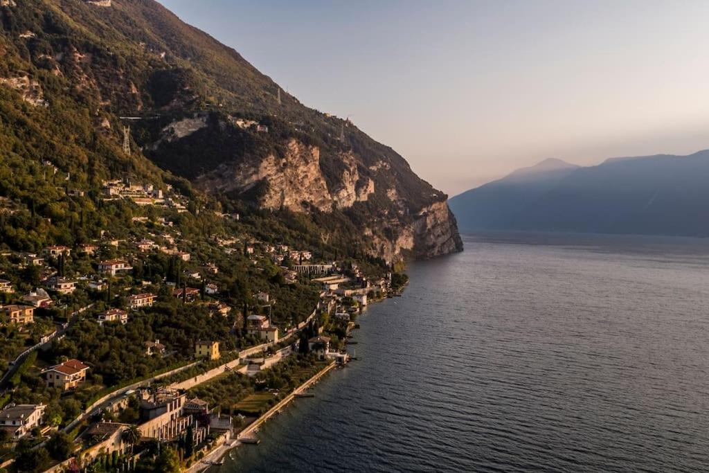 Oleandro Apartment Directly On The Lake Gargnano Luaran gambar